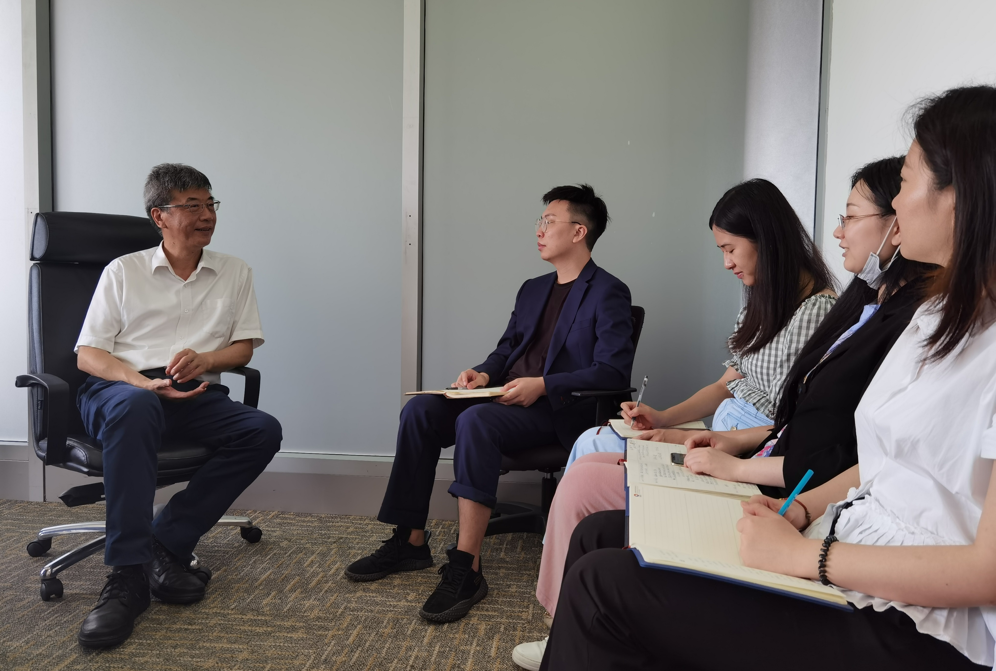在工位上講故事在崗位上講初心 讓有故事的人講故事——上海股交中心“四史”學(xué)習(xí)教育故事會(huì)有新意_上海股權(quán)托管交易中心