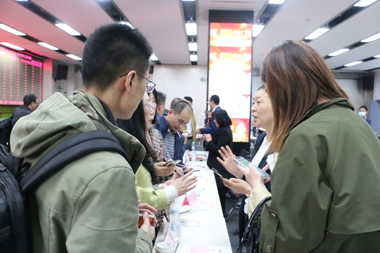 上海工經(jīng)聯(lián)投融資服務(wù)專委會(huì)首次會(huì)員大會(huì)在上海股交中心舉行_上海股權(quán)托管交易中心